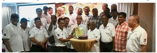  ??  ?? Abdul Rahman (second from left) presents a gift to D’Cruz. With them is Dr Choo (centre, in glasses) and other former teachers and old boys.