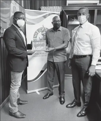  ?? ?? After discussing several topics with the top brass of the NSC during a courtesy call, President of the GBBFFI, Keavon Bess (left) presented a signed and framed copy of the CAC team’s photo taken in El Salvador.