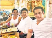  ??  ?? Sunil Grover, Satish Kaushik and Salman Khan enjoying their meals at a restaurant in Malta