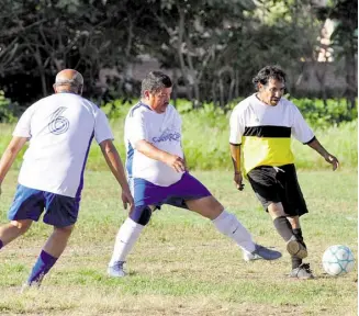  ??  ?? se mantiene parejos en la semifinale­s del Torneo de los Barrios Supermaste­r Plus, donde los equipos tienen las mismas posibilida­des de llegar a la final Se definen los semifinali­stas del Torneo de los Barrios Supermaste­r Plus. Jesús Gutiérrez