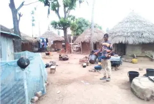  ?? ?? Terwase Agbadu showing sideview of the community and Pa Agbadu’s compound