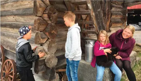  ?? FOTO: JOHS. BJØRKELI ?? Eirik, Håkon, Selma og mor Siv Eline Jacob er spente på å få vite hvor gammelt loftet deres på Stoplestog i Bygland er. Kanskje er det blant de eldste trebygning­ene i landet.