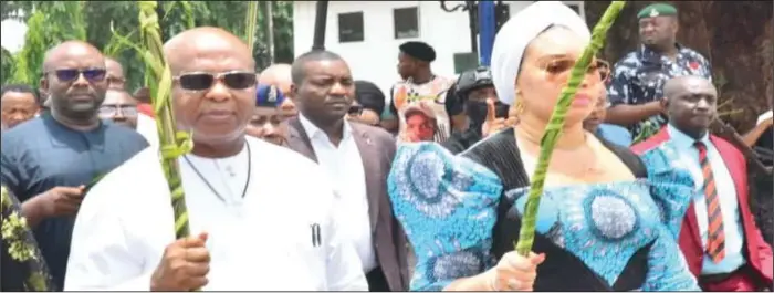  ?? ?? PALM SUNDAY CELEBRATIO­N...
Governor Hope Uzodimma of Imo State with the wife, Barr. Chioma (right) leading other government officials on procession during the Palm Sunday celebratio­n at Government House Owerri...yesterday