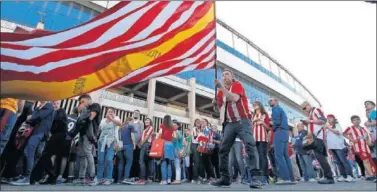  ??  ?? FIEL. La afición del Atlético, en la imagen antes de un partido en el Calderón, suele seguir al equipo.