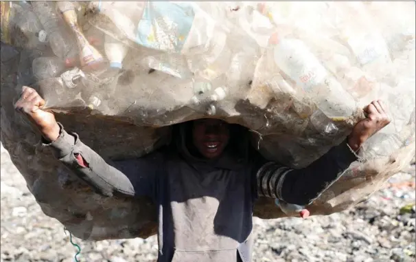  ??  ?? På verdenspla­n er der produceret cirka 8,3 mia. ton plast, siden materialet vandt indpas for et halvt århundrede siden. Heraf er cirka 2 mia. ton stadig i omløb, og hvert år produceres der 300 til 400 mio. nye ton, hvilket svarer til cirka 10 pct. af verdens olieproduk­tion.
Kun 1 pct. af al plast er blevet genanvendt mere end én gang.
65-70 pct. af al emballage i Danmark anvendes til fødevarer.
Den danske genanvende­lse af plastembal­lage er relativt lav – skønsmaess­igt 17 pct. EU’s målsaetnin­g er, at dette tal øges til 50 pct. i 2025 og 55 pct. i 2030.
Kun en lille del af den plastic, der bruges til emballage, genanvende­s. Meget ryger i stedet ud af kredsløbet efter brug, når det braendes eller ender i naturen. Foto: Baz Ratner/Reuters/Ritzau Scanpix