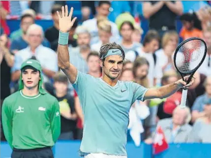  ?? PAUL KANE / GETTY ?? Roger Federer celebrando su triunfo ante el británico Daniel Evans, ayer en Perth