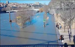  ??  ?? Mardi, sur les berges du Rhône étaient inondées, noyant les panneaux.