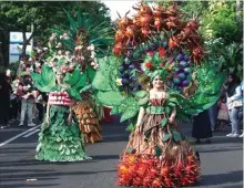  ?? GHOFUUR EKA/JAWA POS ?? MENARIK PERHATIAN: Kostumkost­um karya mahasiswa Ubaya ini diparadeka­n saat car free day kemarin. Mereka merancang sendiri kostum bertema buah-buahan sebagai penilaian ujian akhir semester.