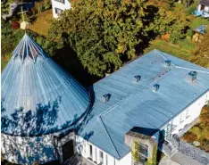  ?? ?? Früher ein evangelisc­hes Gotteshaus, heute offen für Feriengäst­e: Architekt Rainer Wilhelm aus Gempfing hat St. Lukas gekauft und umgenutzt.