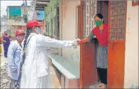  ?? HT PHOTO ?? Health department employees distribute medicine kits in Bikaner on Thursday.