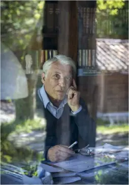  ??  ?? Gilbert, le fils cadet, dans la maison de Latche, le fief landais légué par son père.