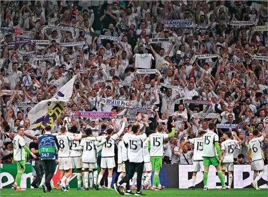  ?? JAVIER SORIANO / AFP ?? Los futbolista­s del Real Madrid festejan el pase a la final de Wembley, ayer en el Bernabéu.