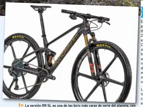  ??  ?? La versión RR SL es una de las bicis más caras de serie del planeta, con 13.499€. Además de su cuadro edición limitada, monta las exquisitas ruedas Ahead Biturbo. Piezas como su potencia o el basculante de una pieza son rasgos únicos en la línea de todos los modelos de la familia Mondraker.