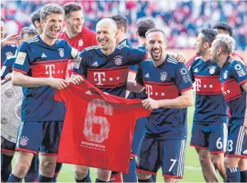  ?? FOTO: DPA ?? Abzusehen und trotzdem schön – Thomas Müller, Arjen Robben, Franck Ribéry (v.li.) feiern die Meistersch­aft.