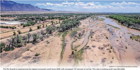  ?? ROBERTO E. ROSALES/ALBUQUERQU­E JOURNAL ?? The Rio Grande is experienci­ng the highest snowmelt runoff since 2008, with snowpack 137 percent of normal. This view is looking south near Bernalillo.