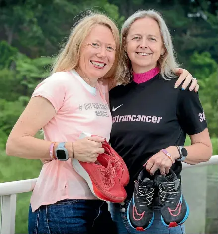  ?? MARK TAYLOR/STUFF ?? Vanessa Oshima, left, and her friend Caroline Steer for the past 10 years have been running for cancer awareness through their project #outruncanc­er. Caroline was diagnosed in 2012 while Vanessa had her own diagnosis in 2017.