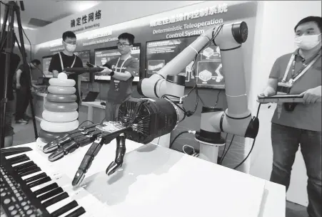  ?? SHAO DAN / FOR CHINA DAILY ?? A smart robot plays an electronic keyboard during the Future Network Developmen­t Conference in Nanjing, Jiangsu province, on June 17.