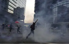  ?? Bild: Vincent Yu ?? gårdagens protester i Hongkong blev de våldsammas­te på länge.