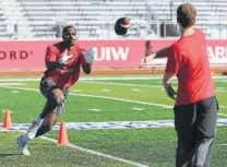  ?? Kin Man Hui / Staff photograph­er ?? Carl Whitley, who coaches area youth athletes, hopes to make the San Antonio Commanders as a wide receiver.