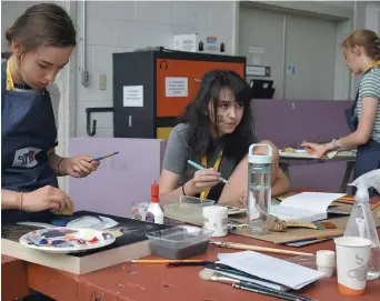  ??  ?? De jeunes artistes en pleine création aux Jeux de la francophon­ie canadienne, mercredi. – Acadie Nouvelle: Sylvie Mousseau