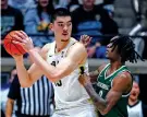  ?? MICHAEL CONROY/THE ASSOCIATED PRESS ?? Jacksonvil­le forward Stephon Payne III, right, defends Purdue center Zach Edey during the first half of Thursday’s game in West Lafayette, Ind.
