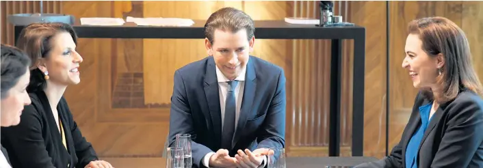  ??  ?? Aussprache bei Kanzler Kurz mit den Ministerin­nen Karoline Edtstadler und Alma Zadić.