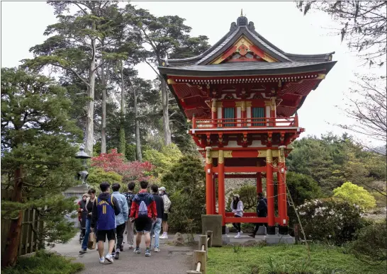  ?? PHOTOS BY KARL MONDON — STAFF PHOTOGRAPH­ER ?? Visitors pass the Temple Gate at the Japanese Tea Garden in San Francisco's Golden Gate Park in March.
