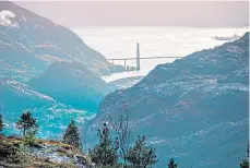  ?? ?? ● View down the fjord from mountains at Preikestol­en