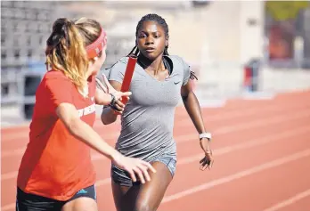  ?? MARLA BROSE/JOURNAL ?? University of New Mexico freshman Shalom Keller, right, practices with teammate Alondra Negrón Texidor. Today, Keller will be the lone New Mexican representi­ng UNM at the Indoor Championsh­ips.