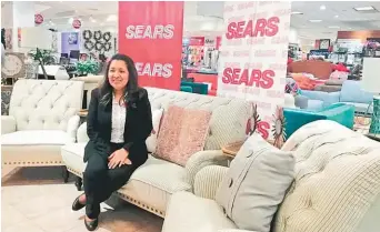  ??  ?? Descuentos especiales. Nelly Sáenz, gerente de mercadeo de Sears, dio a conocer las ventajas de comprar en el gran día y noche de compras de Sears.