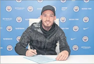  ??  ?? LA FIRMA. David Silva, en el momento de la renovación de su contrato con el Manchester City.