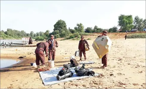  ?? CMAC ?? CMAC’s Diving Team prepares a site for the clearance of two MK82 bombs in Kampong Thom province on Tuesday.