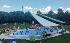  ??  ?? Gerade Eltern mit kleinen Kindern sind vom Türkheimer Freibad begeistert.