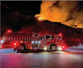  ?? PHOTO BY RICK MCCLURE ?? Los Angeles County firefighte­rs battle a 10-acre brush fire in 2021near The Old Road and the 5 and 14 freeways in the Newhall area.