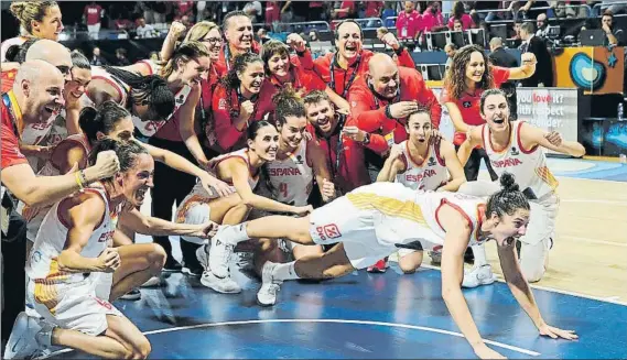  ?? FOTO: EFE ?? Las jugadoras y el cuerpo técnico de la selección, celebrando la medalla de bronce conseguida en el Mundial femenino disputado en Tenerife