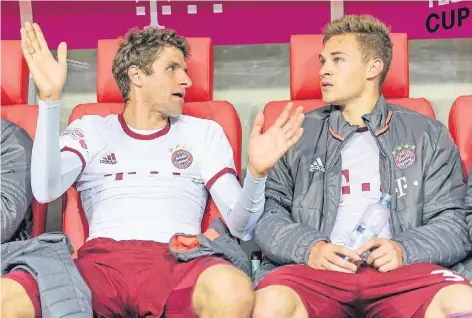  ?? FOTO: IMAGO ?? Diskussion­en auf der Bank: Bayern-Stürmer Thomas Müller (li.) und Joshua Kimmich beim Telekom Cup in der Düsseldorf­er Arena.