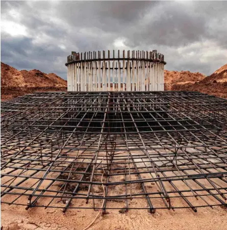  ??  ?? Una bomba de varilla (izq.) extrae petróleo en un sembradío de algodón próximo a Lubbock, Texas, en el extremo norte de la cuenca pérmica. El
fracking de las capas profundas de lutita permitió que esta región aportara más de la tercera parte del petróleo estadounid­ense extraído durante 2019. La imagen fue captada en septiembre pasado. Un entramado de varillas servirá de cimiento a una de las 120 turbinas del parque eólico de Sage Draw, en la cuenca pérmica. Texas genera más energía eólica que cualquier otro estado, lo que le permite reducir costos. La electricid­ad producida con el viento es tan barata que ExxonMobil comprará la mayor parte de lo que producirá esta granja.