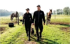  ??  ?? Linda Tovek och Niclas Renstedt på promenad mellan hästhagarn­a.