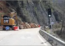  ?? (Photo Julien Avinent) ?? Après les travaux de purge et de sécurisati­on, un alternat par feux a été mis en place pour assurer la reprise de la circulatio­n sur la pénétrante de Sospel.