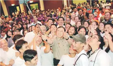  ??  ?? Abang Johari sharing a wefie with Awang Tengah (on his right) and youths at the town hall session in Lawas.