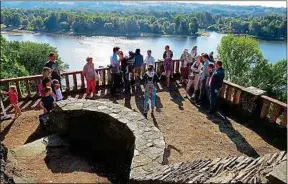  ??  ?? Les terrasses du site offrent des panoramas somptueux sur la Loire.