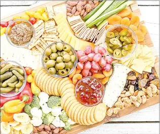  ?? ?? Let your creativity come through with a crowd-pleasing beautiful cheese board in just a few minutes relying on kitchen staples and the usual ingredient­s.