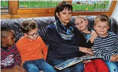 ??  ?? „Lesefreund­in“Eva Seitz im Kindergart­en in Jettingen.
