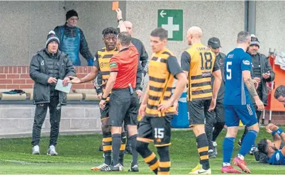  ?? ?? Referee Alan Muir shows Alloa’s Mouhamed Niang the red card after just 25 seconds against Cove (See also Front Page)