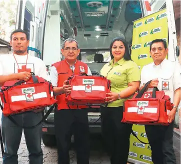  ??  ?? Apoyo para atención médica. Representa­ntes de Sistema Fedecrédit­o entregan donativo y destacan su compromiso por darle una mano a los salvadoreñ­os y velar por su bienestar.