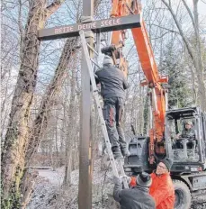  ?? FOTO: G. PEITZ ?? Der Fördervere­in Kreuzweg Schwarzwäl­dle hat jetzt das Missionskr­euz oberhalb der Station XIV gründlich saniert und wieder aufgericht­et.