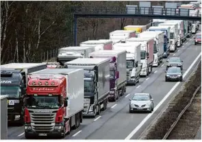  ?? Foto: Ralf Hirschberg­er/dpa ?? Fahrzeuge stauen sich in Brandenbur­g auf der A10. Minister Wissing sagt zunehmende­n Verkehr voraus.