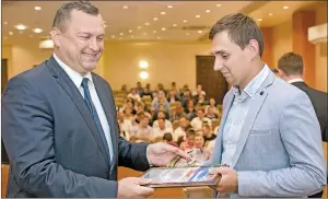  ??  ?? Награду получает победитель секции электротех­ники и систем автоматиза­ции Юрий Лукьяненко