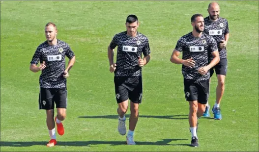  ??  ?? DE VUELTA. Pablo Íñiguez, Piera, Carlos Fernández y Chechu, en un entrenamie­nto. Vuelven todos a la lista menos el canterano.