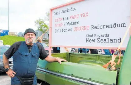  ?? Photos / Stuart Whitaker ?? Dave Mitchell at the Te Puke Groundswel­l protest.